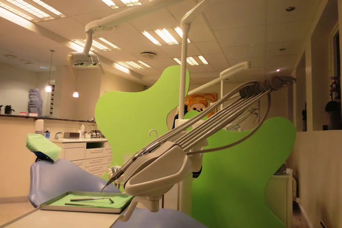 Modern dental clinic treatment room with clean clinical equipment and calm lighting